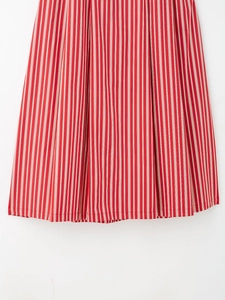 Détail d'une jupe longue en coton à rayures verticales rouges et blanches au tombé naturel