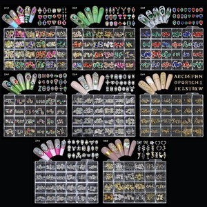 Detailansicht eines 8er-Sets Nagelkunst-Boxen mit 12 Fächern und diversen Strasssteinen