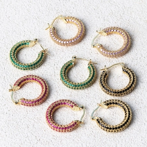 Orecchini a cerchio geometrici placcati oro con cristalli colorati micro-intarsiati