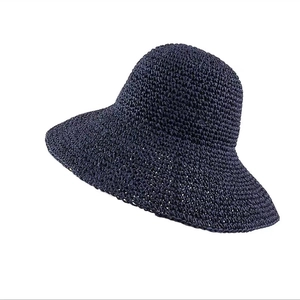 Cappello da sole in paglia intrecciata blu navy a tesa larga, vista laterale a 45 gradi