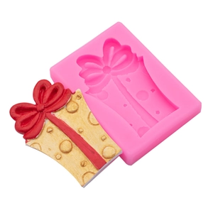 Rosa Silikonform für Schleifen-Geschenkbox mit fertigem rot-goldenen Dekorationsstück