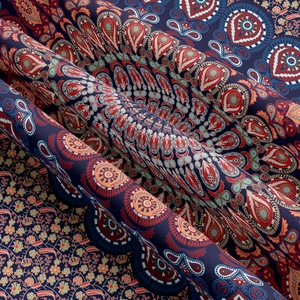 Détail du tissu de la tapisserie mandala montrant des motifs paisley bohèmes complexes