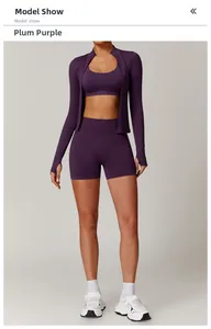 Dreiteiliges Yoga-Set in Pflaumenviolett mit Sport-BH, Shorts und Slim-Fit Kapuzenjacke