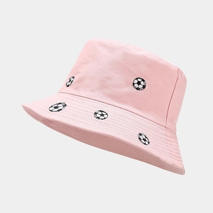 Vue détaillée de la broderie de football sur un chapeau bob rose en toile de coton