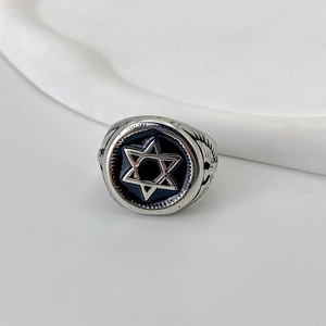 Gedetailleerd zicht op een vintage stalen ring met hexagramster en adelaarsvleugels