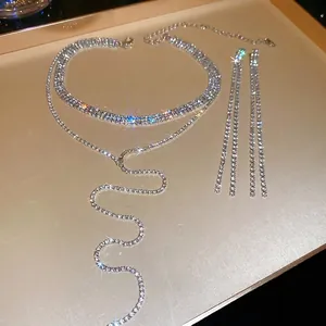 Funkelndes silbernes Strass-Halsketten- und Ohrring-Set mit mehrlagigen Quasten