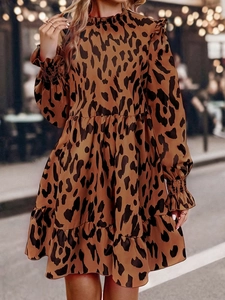 Elegante abito corto a maniche lunghe con stampa leopardata e scollo a balze