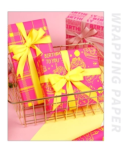Détail du papier cadeau d'anniversaire avec rubans et texte dans un panier en métal