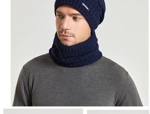 Detail von marineblauem Strickmützen- und Schal-Set mit Fleecefutter und kleinem Etikett