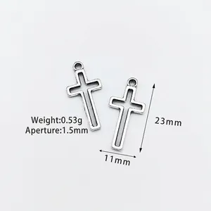 Macro detail van retro zilveren legering kruishangers van 23 mm voor DIY sieraden
