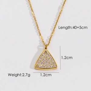 Dettaglio della collana a triangolo dorato con zirconi, ciondolo da 1,2 cm e catena da 45 cm