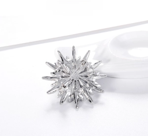 Vista dettagliata del retro della spilla a fiore argento con chiusura di sicurezza