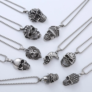 Colliers punk gothiques en acier inoxydable avec pendentifs tête de mort et lion sur blanc