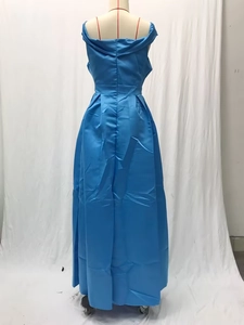 Detailansicht der Rückseite des hellblauen Satinkleides mit Raffung und Rückenfreiem Design