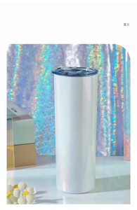 Détail du gobelet blanc scintillant 20oz avec finition nacrée arc-en-ciel
