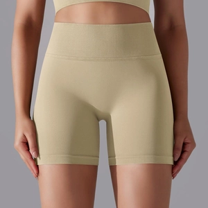 Détail de la taille haute côtelée sur un short de yoga sans couture kaki gainant