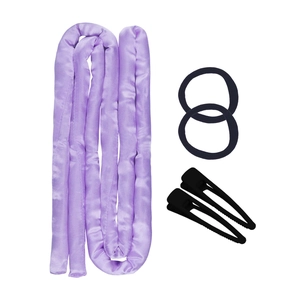 Detail van paarse zijden krulset met zwarte scrunchies en clips voor het haar