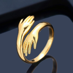 Macro dell'anello dorato a forma di abbraccio con design regolabile e finitura lucida