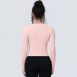 Vue arrière d'un t-shirt de yoga à manches longues rose ajusté en tissu extensible