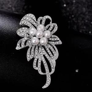 Broche fleur ruban argentée élégante avec perles blanches et cristaux scintillants
