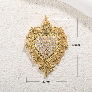 Luxurious gold-plated heart pendant with cubic zirconia and vintage filigree patterns