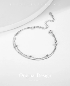 Dettaglio del bracciale a doppio strato in argento S925 con perline e maglia serpente