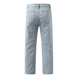 Detailansicht der Gesäßtaschen und Denim-Textur einer hellblauen weiten Jeans