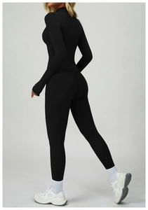 Dettaglio giacca yoga nera con asole per i pollici e leggings a vita alta senza cuciture