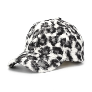 Detail der flauschigen Leopard-Baseballkappe zeigt die dicke Textur und das Muster
