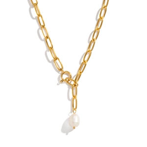 Détail du collier chaîne trombone dorée avec un pendentif en perle d'eau douce naturelle