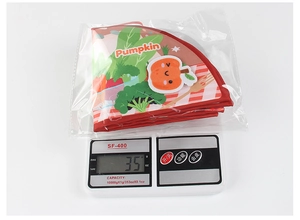 Vista detallada del libro de tela de calabaza mostrando un peso de 35g en una báscula digital