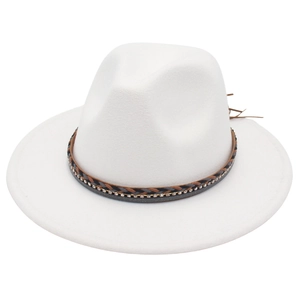 Dettaglio di fedora bianca con nastro intrecciato e accenti di strass scintillanti