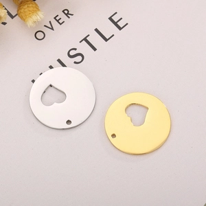 Minimalistische runde Anhänger aus Edelstahl in Gold und Silber mit Herz-Ausschnitt