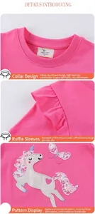 Detail der Einhorn-Stickerei und Rüschenärmel auf einem rosa Mädchen-T-Shirt