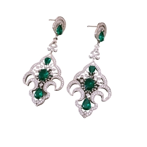 Boucles d'oreilles vintage fleur de lys argentées avec pierres vertes et diamants