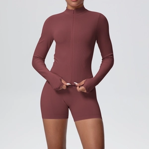 Détail de la texture côtelée de la veste de yoga zippée et du short assorti pour femmes