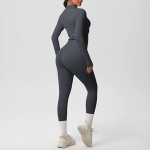 Détail d'un ensemble de sport gris montrant la vue arrière et le tissu de compression