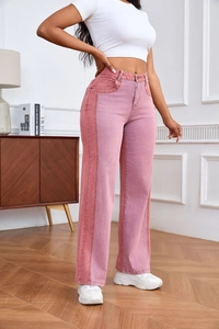 Gros plan sur le jean patchwork taille haute bicolore rose avec empiècements latéraux