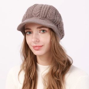 Detalle del tejido de un gorro de invierno con visera y punto trenzado cálido
