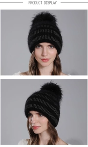 Détail d'un bonnet en tricot noir avec fils métalliques argentés et grand pompon en fourrure