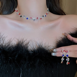 Dettaglio del set collana e orecchini con frange a goccia d'acqua e cristalli colorati