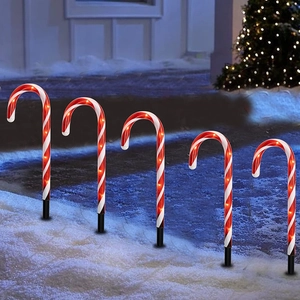 Detailweergave van LED zonne energie zuurstok lampjes voor buitendecoratie met kerst.