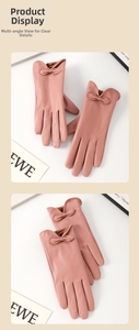 Dettaglio di guanti in ecopelle rosa con morbida fodera in peluche e fiocco decorativo