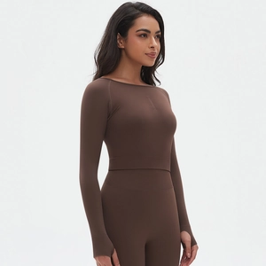 Ensemble de yoga marron foncé sans couture avec haut à manches longues et legging taille haute