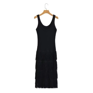Détail de la conception à franges superposées et maille de cette robe longue noire