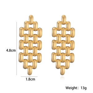 Dettaglio di orecchini a catena geometrica dorata da 4,8cm con dimensioni e peso