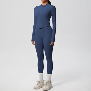 Ensemble de yoga bleu foncé avec veste zippée à col montant et legging à taille haute