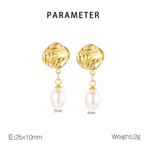 Détail de boucles d'oreilles dorées irrégulières avec perle et dimensions de taille