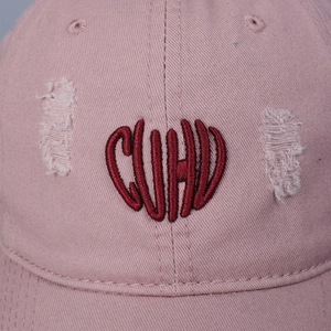 Gros plan détaillé de la casquette rose en coton vieilli avec broderie cœur