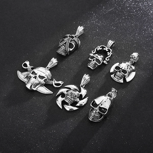 Vue détaillée de six pendentifs tête de mort pirate en acier inoxydable argenté poli